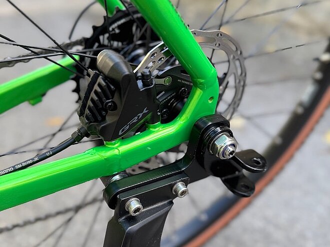 Mit Hilfe der Adapterplatte können gleichzeitig ein Ständer und eine Anhängerkupplung montiert werden..