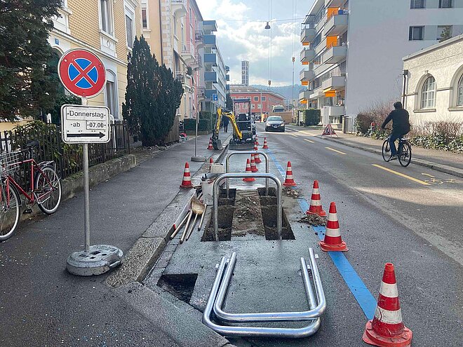 Baustelle für Veloständer in blauer Zone