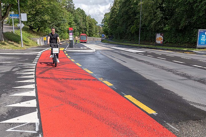 Wie das Astra den Veloverkehr fördern will. Rote Velospur in Bern.