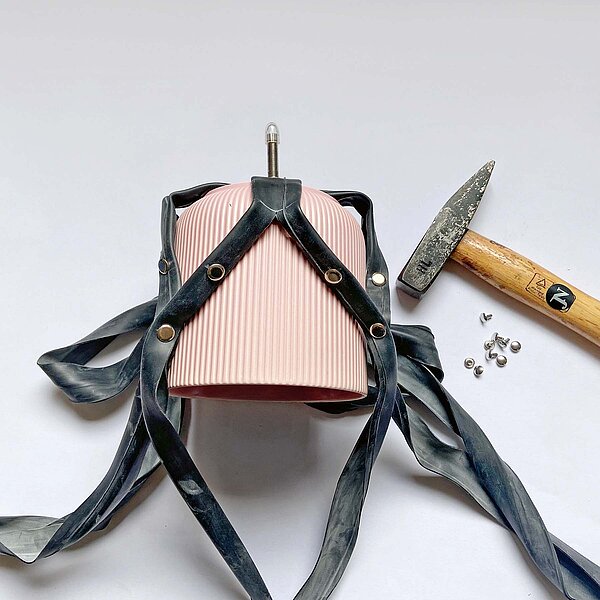 Blumentopf aufhängen mit alten Fahrradschläuchen.