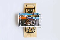 Zeitschriftenständer aus einem alten Gepäckträger.