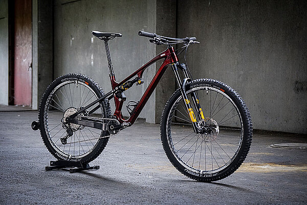 Gamux Bikes Nostra DC. Trailbike aus der Schweiz mit rotem Carbonrahmen.