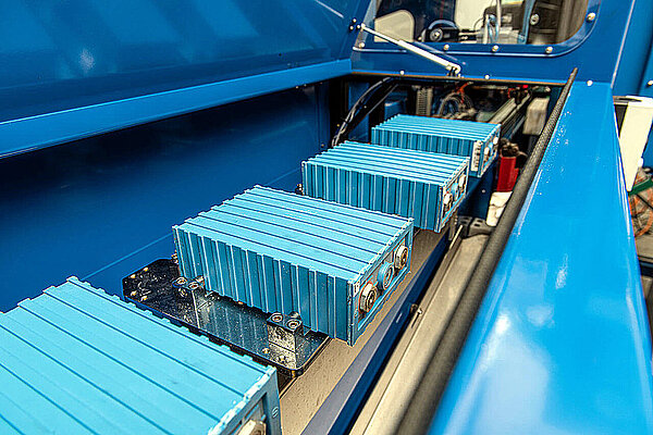 Kyburz hat ein neues Verfahren für Akku-Recycling entwickelt. Akku in einer Anlage zur Wiederverwertung.