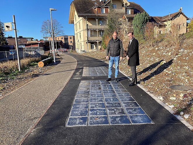 der Papierigleisweg wurde mit Solarzellen bestückt.