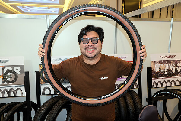 VeeTires CCO Bike Sukanjanapong mit 32-Zoll-Reifen.