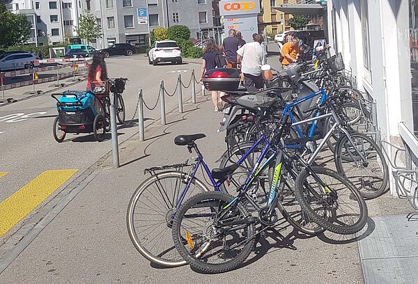 Abgestellte Velos vor dem Coop Lenzburg