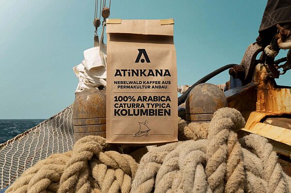 An der Cycle Week verwöhnen wir Sie mit Kaffee von Atinkana. Kaffeesack auf einem Schiff. 