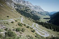 Am 11. September wird der Klausenpass für Autos gesperrt. Eine Passstrasse windet sich in Serpentinen einen Berg hinauf. 