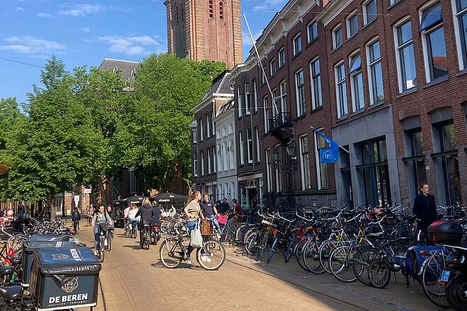 Facts und Figures Velofahren in den Niederlande. Strasse in Groningen mit vielen Fahrrädern.