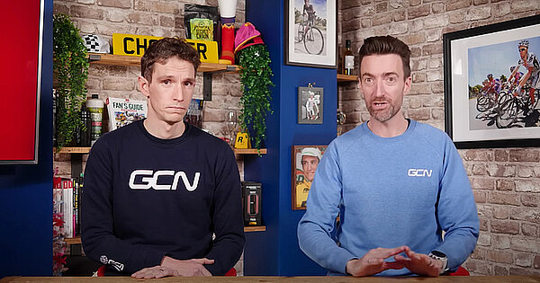 Warner Bros beendet GCN+ Angebot. Zwei Männer sitzen an einem Tisch.