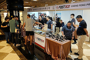 Taichung Bike Week Messetand mit wenig Besuchern.