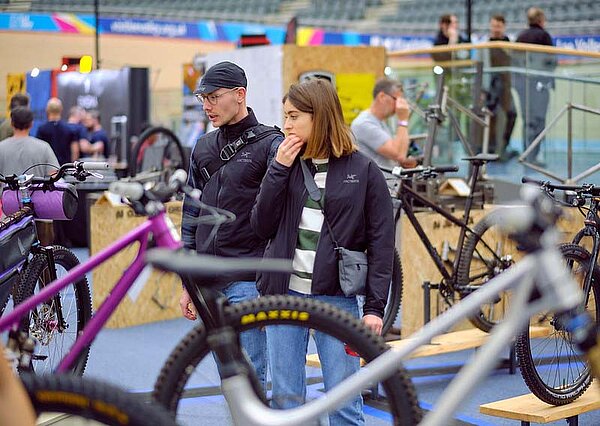 Bespoked Dresen. Besucherinnen und Besucher an einer Fahrradmesse.