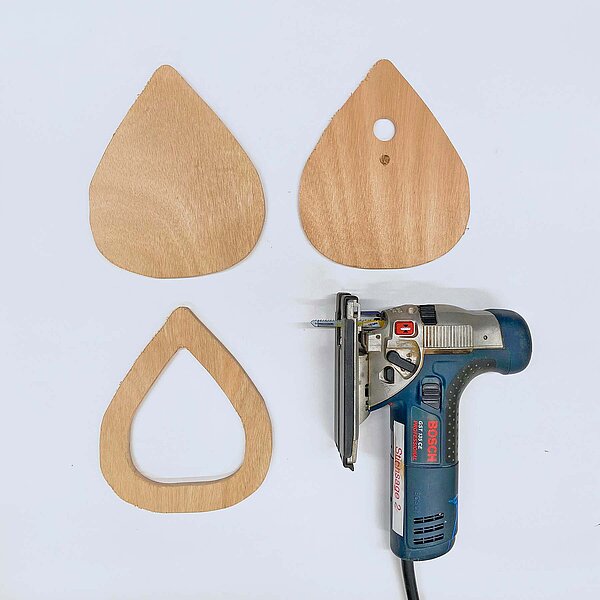 Holbretter und eine Stichsäge.