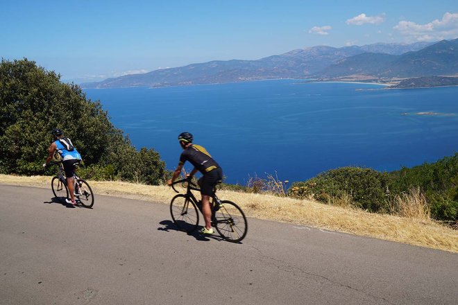 Mit dem Rennrad in Korsika. Zwei Personen mit Rennvelos auf einer Bergstrasse in Korsika.