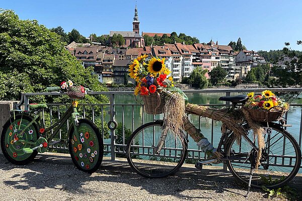 Fahrräder stehen auf einer Brücke.