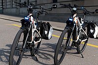 Bikepolice Stadt Zürich. Polizei E-Bikes stehen auf der Strasse.