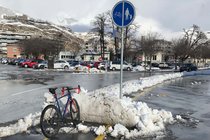 Pro Velo Wallis reicht kantonale Velo-Initiative ein. Ein Velo steht vor einem Schneehaufen, der auf dem Radweg liegt.