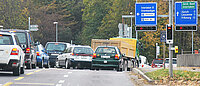 Autos stehen auf einer Strasse