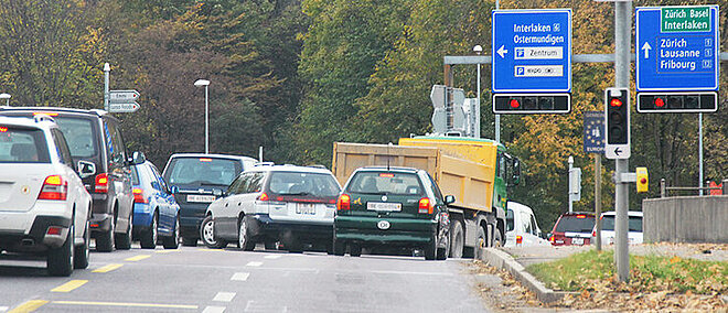 Das Bundesamt für Strassen Astra will den Autobahnanschlussknoten Bern-Wankdorf «umgestalten». Autos stehen auf einer Strasse