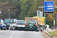 Autos stehen auf einer Strasse