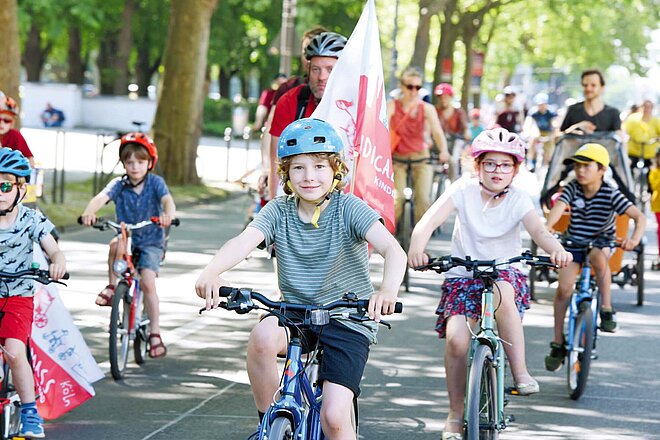 	Kinderaufsrad ruft zum Kidical Mass Aktionswochenende auf. Kinder auf Fahrrädern an einer Kidical Mass Veranstaltung.