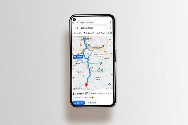 Google Maps soll für Velofahrer besser werden. Smartphone mit Google Maps.