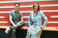 Ein Mann und eine Frau sitzen auf einer Bank.