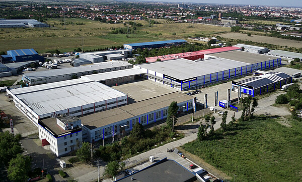 Luftaufnahme eines Fabrikgeländes. 