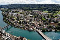 Eine Stadt an einem Fluss.