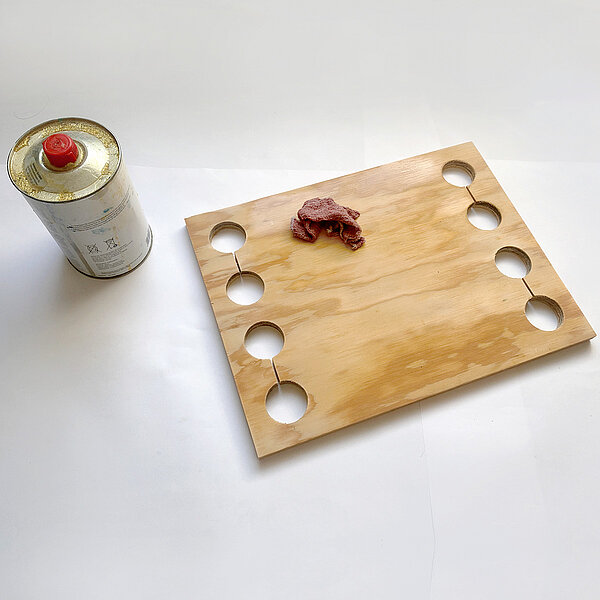 Brett mit Löcher und Holzöl