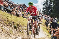 Mathias Flückiger verbucht Zwischenerfolg in Dopingverfahren. Ein Biker mit grünem Helm und rotem Tricot.