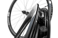 Laufrad von DT Swiss mit Aero-Felgen aus Carbon.