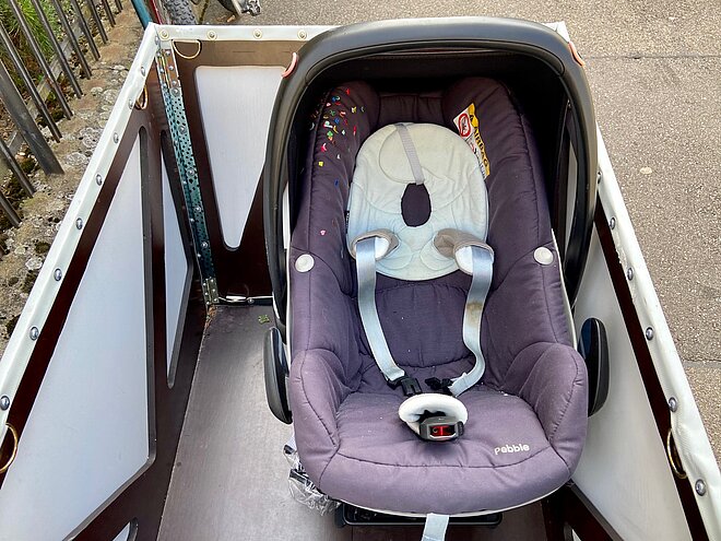 Maxi Cosi in Lastenradkiste