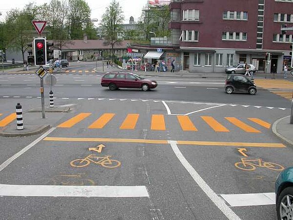 Aufstellbereich mit gelbem Balken