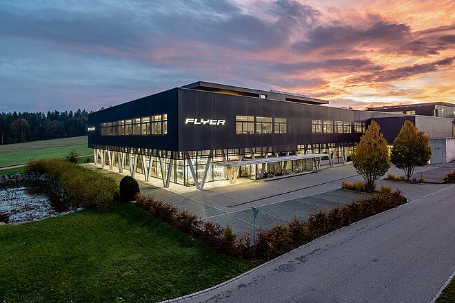 Der Schweizer E-Bike-Hersteller Flyer will die Produktion von Huttwil ins Ausland verlagern. (Foto: ZVG) Interview Andy Kessler Flyer. Firmengebäude von Flyer mit Abendhimmel.