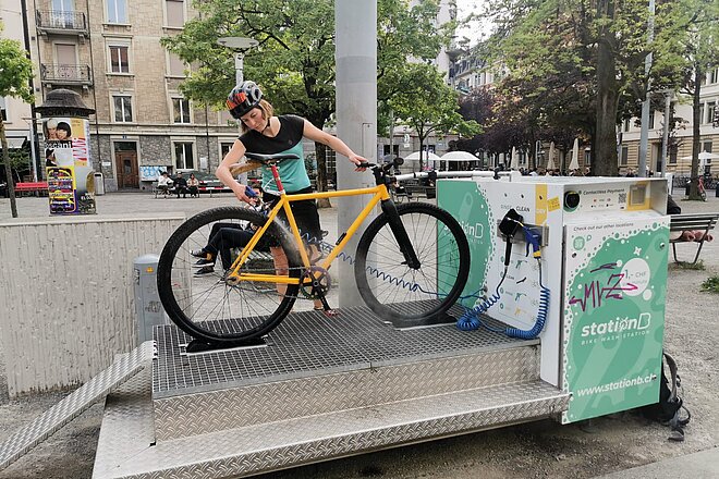 Bei der Velowaschstation von station b kann man ergonoisch Velos putzen.