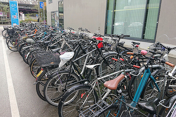 Swisspo GfK Studie Velos in der Schweiz. Fahrradständer mit vielen geparkten Rädern.