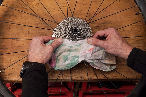 Zur Frühlings-Kur gehört auch das Putzen der Kassette. Reinigung einer Fahrrad Kassette