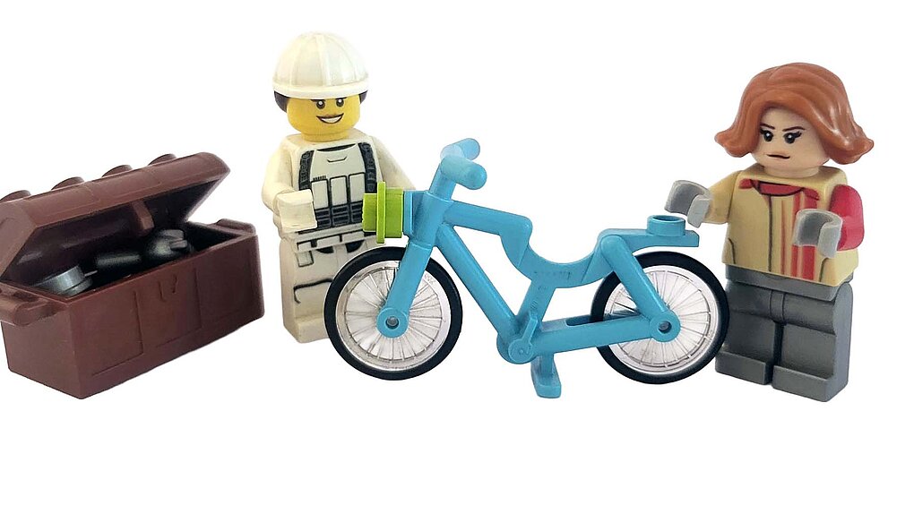 Lego Figuren mit Fahrrad.