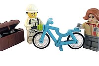Lego Figuren mit Fahrrad.