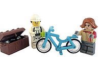 Lego Figuren mit Fahrrad.