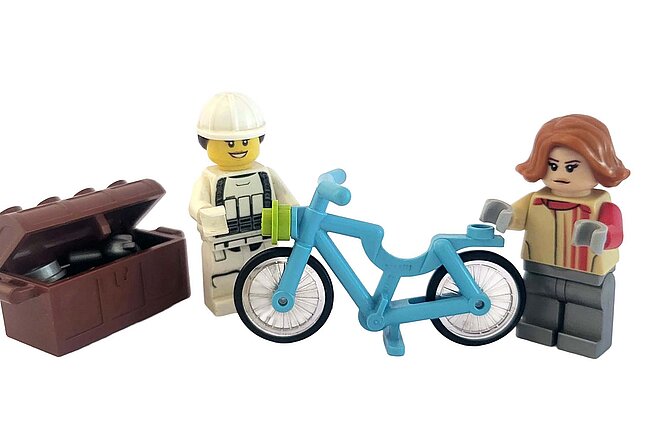 Lego Figuren mit Fahrrad.