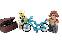 Lego Figuren mit Fahrrad.