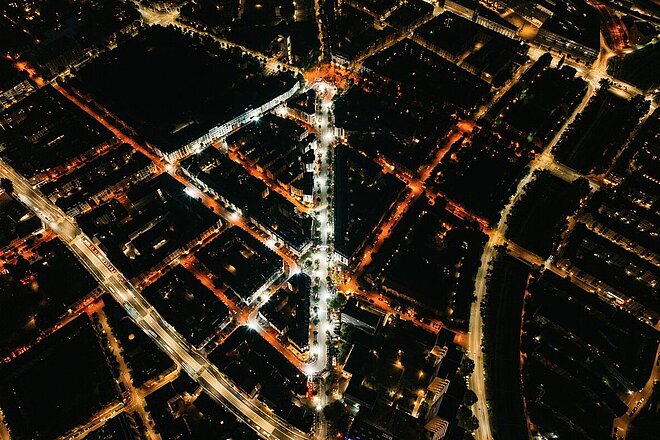 Rennstrecke beleuchtet im Dunkeln.