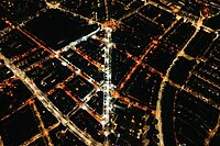 Rennstrecke beleuchtet im Dunkeln.