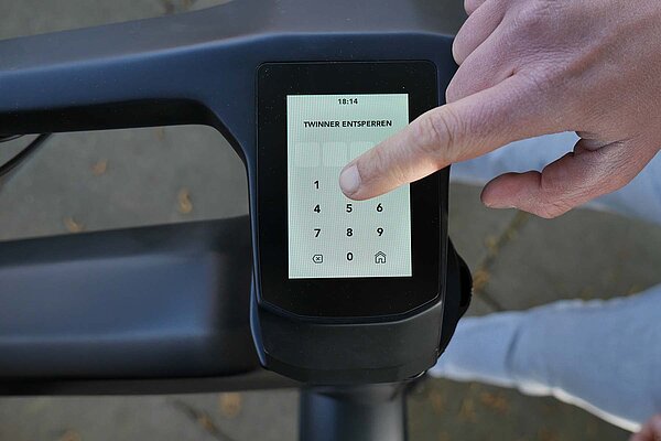 Test Twinner T1 Pro LE. Touchscreen am Lenker eines E-Bikes.