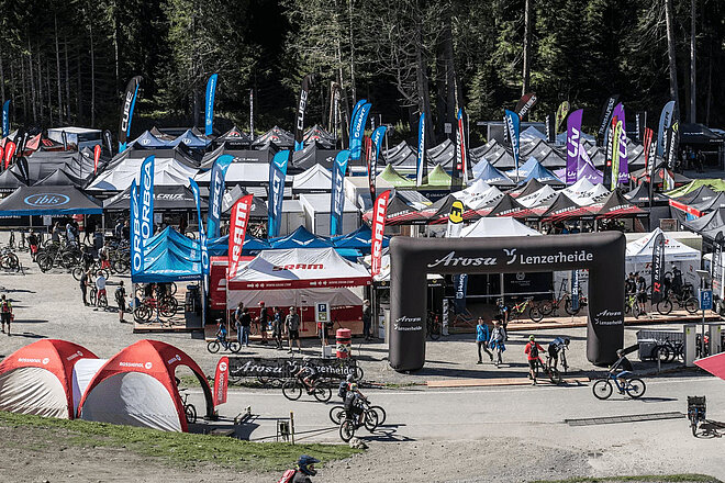 Aussteller Stände und Fahnen an einem Mountainbike Event