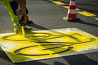 Bodenmarkierung für Velostreifen.