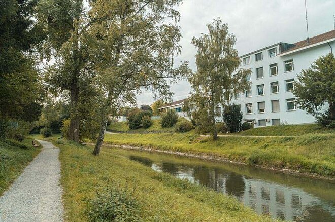 Flussufer mit einem Fussweg 