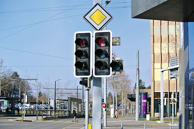 Hier gehts: Rot für den motorisierten Verkehr, Grün für Velos und E-Bikes. (Foto: Fabian Baumann) Lichtsignal mit Schild Rechtsabbiegen für Fahrräder erlaubt